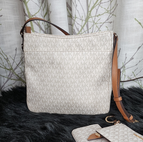 Michael kors jet set large messenger crossbody. - Picture 6 of 9